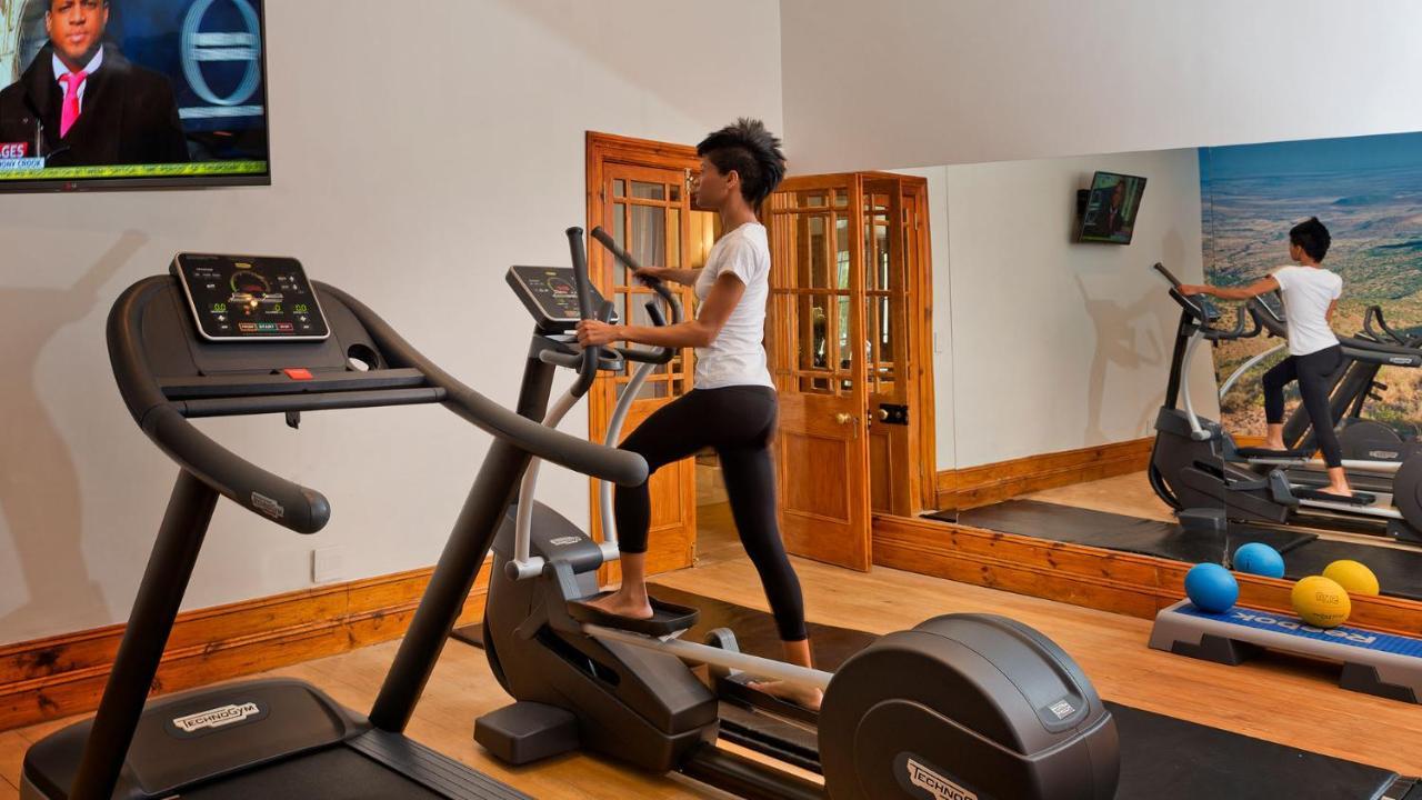 乔斯蒂酒店 Graaff-Reinet 外观 照片 A woman using a cross trainer