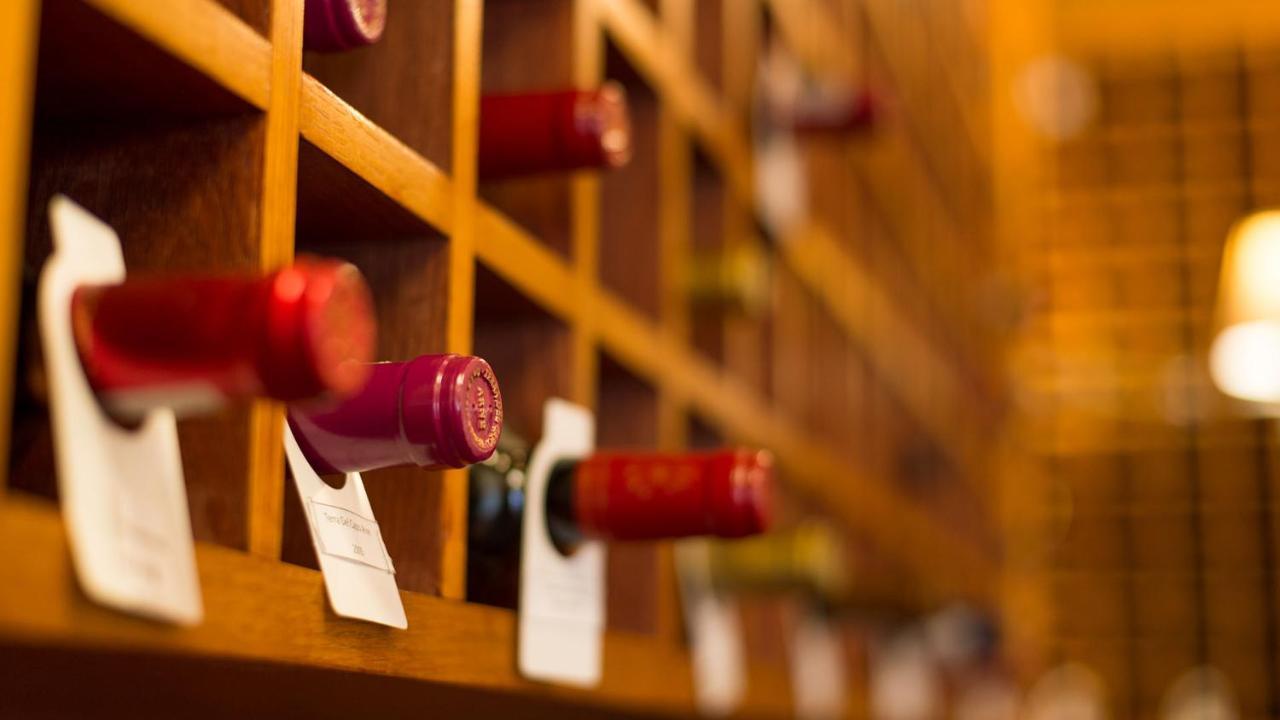 乔斯蒂酒店 Graaff-Reinet 外观 照片 Wine bottles in a wine rack