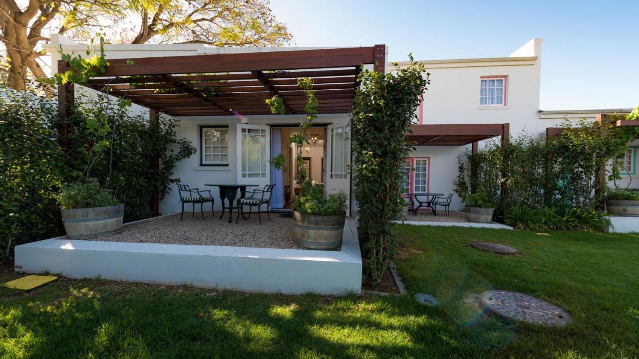 乔斯蒂酒店 Graaff-Reinet 外观 照片 A pergola in a garden