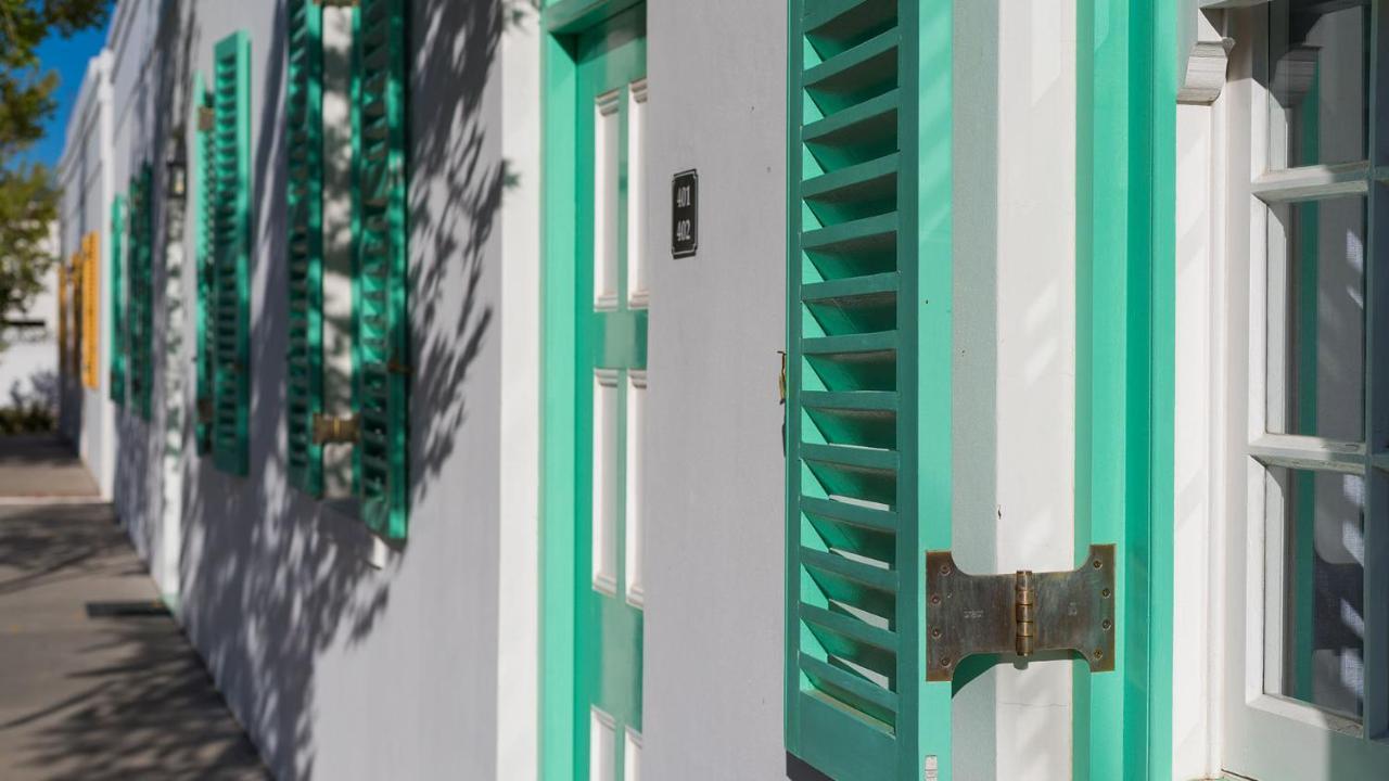 乔斯蒂酒店 Graaff-Reinet 外观 照片 A close up of a green and white staircase