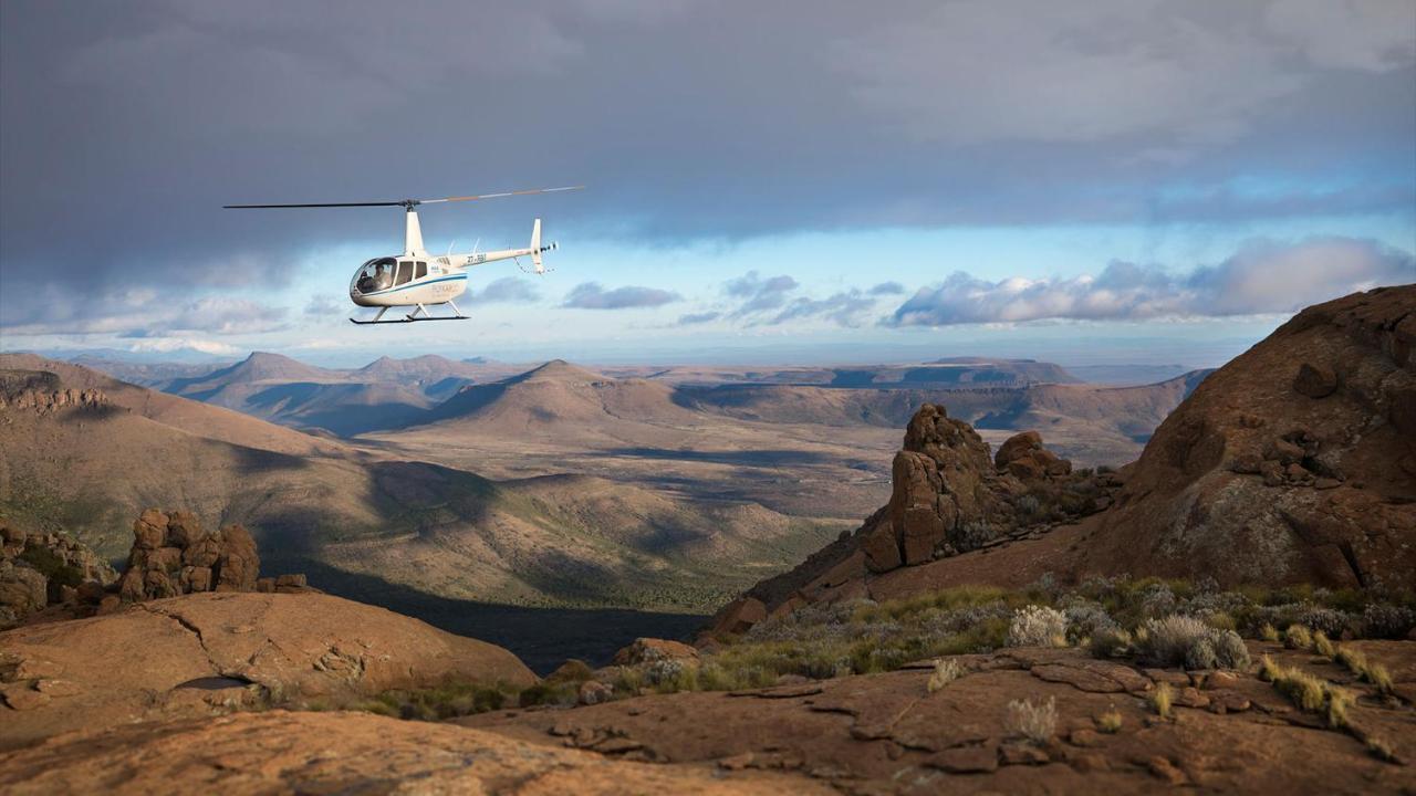 乔斯蒂酒店 Graaff-Reinet 外观 照片 A Robinson R44 helicopter flying over the Namib Desert