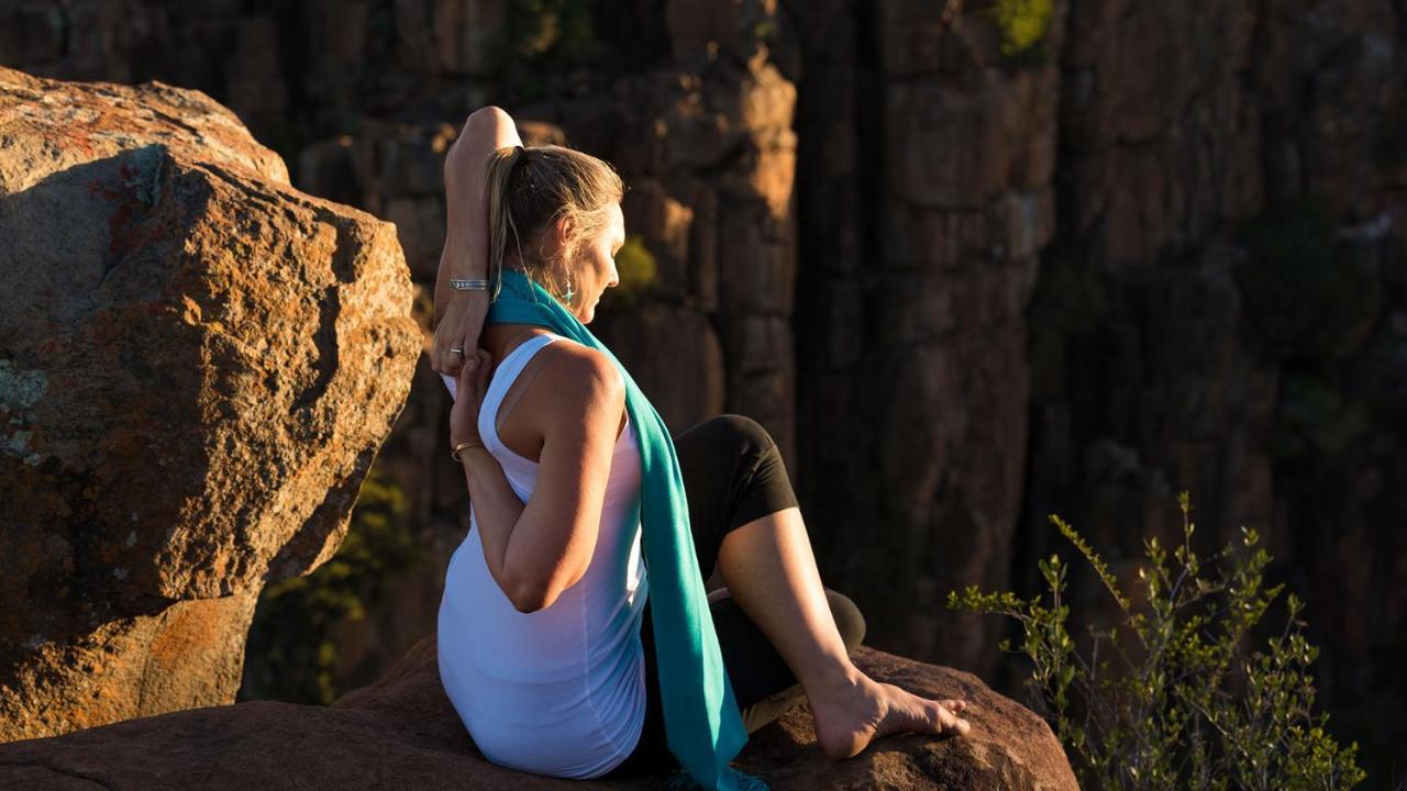 乔斯蒂酒店 Graaff-Reinet 外观 照片 A woman practicing yoga